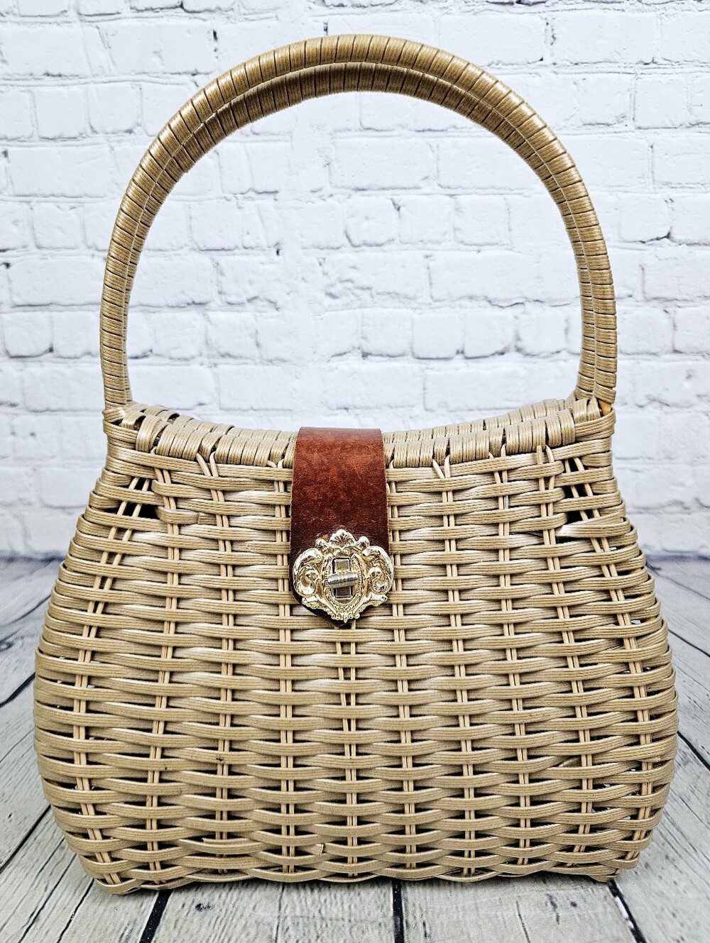 VINTAGE | woven rattan wicker MCM clamshell fabric lined purse